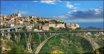 Quelle est cette ville de 85 000 habitants située sur des collines dominant la mer Ionienne, chef-lieu de la Calabre ?