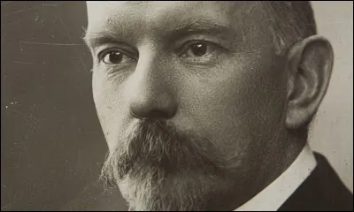 Qui est cet écrivain auteur de cette citation ''Les descriptions de femme ressemblent à des vitrines de bijoutier. On y voit des cheveux d'or, des yeux émeraude, des dents perles, des lèvres de corail. Qu'est-ce, si l'on va plus loin dans l'intimité !