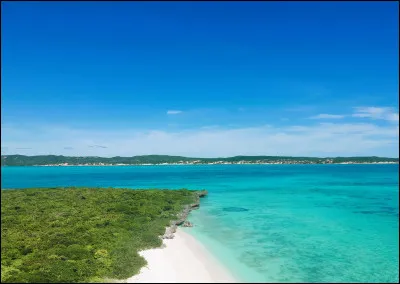La mer d'Émeraude est situé à l'entrée de la baie de quelle île indépendante ?