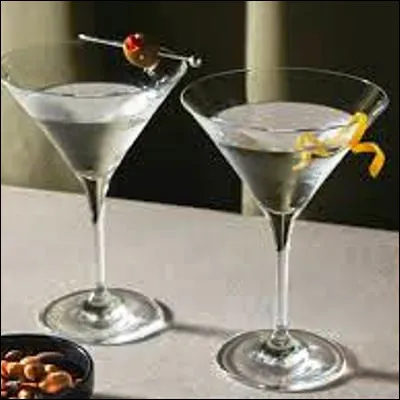 Quel alcool, qui peut être blanc, rosé ou rouge, est mélangé au gin pour obtenir du martini ?