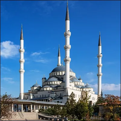 Quelle capitale, qui abrite la mosquée de Kocatepe, portait autrefois un nom qui est resté associé à des chèvres ?