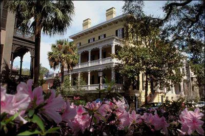 Comment s'appelle cette lgante ville ctire, fonde en 1733, qui possde le quartier historique national le plus vaste de la nation, comprenant quelque mille demeures des XVIIIe et XIXe sicles ?