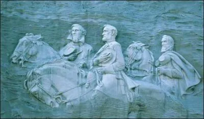 A Stone Mountain, sur un bloc de granit, sont gravs trois personnages. Lesquels ?