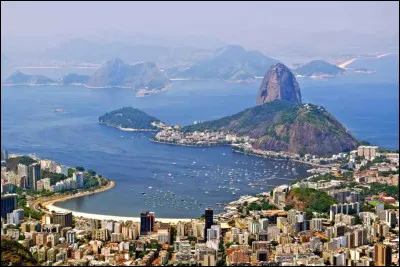 L'île des Cobras est une île de la baie de Guanabara au Brésil. De quelle ville fait-elle partie ?