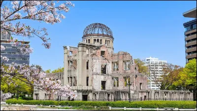 En quelle année a eu lieu le bombardement atomique sur Hiroshima ?