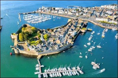 L'île sert de vieux quartier à cette ville. Nous sommes à ...