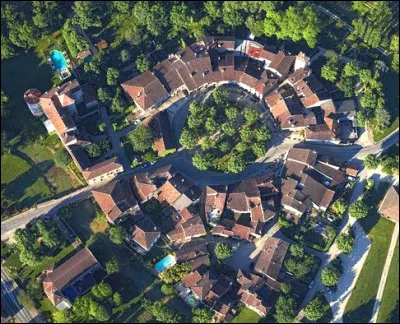 Pour finir et pour éviter de tourner en rond, où se situe le village de Fourcès ?