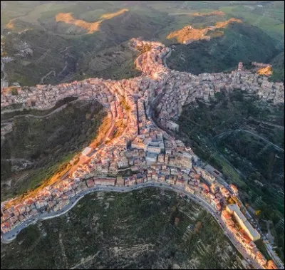 On commence avec le village de Centuripe. Il fait penser à un homme qui marche. Dans quelle région d'Italie se situe cette originalité ?