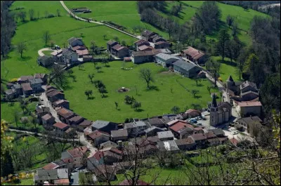 Dans quelle région française se situe le village d'Oncieu construit autour d'un cercle ?