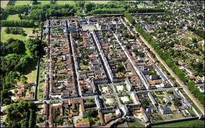 La ville de Richelieu est un exemple d'un urbanisme au carré. Dans quel département français peut-on la visiter ?