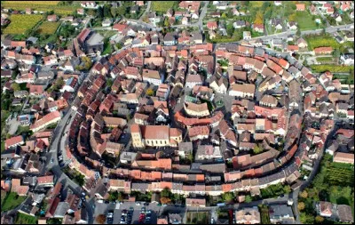 Quelle est cette ville alsacienne construite en rond épousant la forme du château central ?