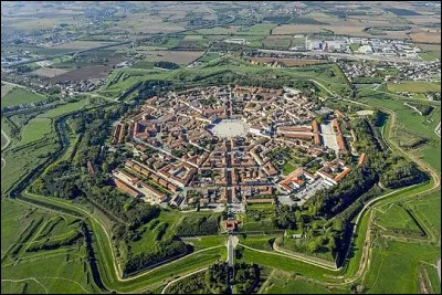 La ville de Palmanova est un exemple d'architecture militaire en Italie. Qui décide de construire cette ville défensive ?
