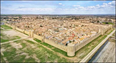 Quelle est cette ville rectangulaire au pied de la méditerranée ?