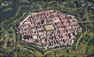 Le village de Neuf-Brisach présente une architecture militaire. Quelle est la forme de cette ville ?