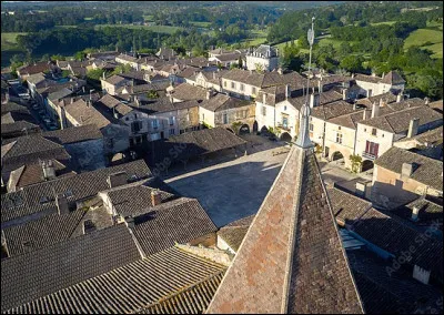 Quelle est cette bastide de Dordogne célèbre pour sa place à arcades ?
