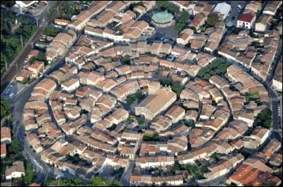 Quel est ce village circulaire situé entre Castelnaudary et Carcassonne ?
