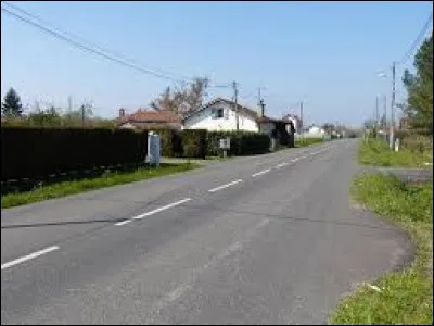 Nous sommes maintenant à Augreilh. Hameau de la ville de Saint-Sever, dans l'aire d'attraction de Mont-de-Marsan, il se situe dans le département ...