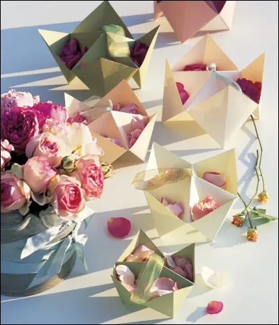 A quel chanteur aux chemises fleuries doit-on le titre "Cocotte en papier", sorti en 1974 ?