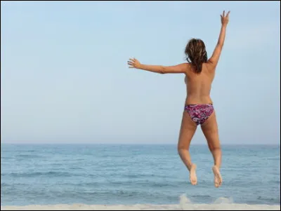 Quel est le nom de cette pratique qui consiste pour les femmes à ne porter que le slip du maillot de bain ?