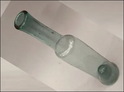 Quel est le nom d'une petite bouteille longue et étroite ?
