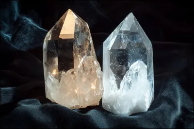 Y a-t-il une différence entre cristal de roche et quartz ?