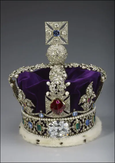 La couronne de la reine Elisabeth II est réputée pour être ornée de nombreuses pierres, laquelle est la plus représentée dans la couronne ?