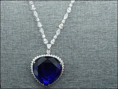 Quelle pierre est au centre du collier célèbre de Titanic appelée le ''Coeur de l'océan" ?