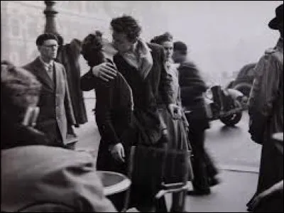 Quel nom porte cette célèbre photographie de Robert Doisneau ?