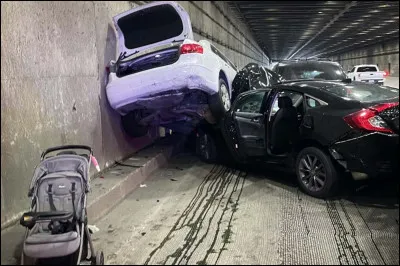 Que fait Edward pour sauver Bella d'un accident de voiture ?