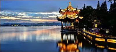 Combien d'océan()s borde(nt) la Chine, vaste pays de près de 9 600 000 km2 ?