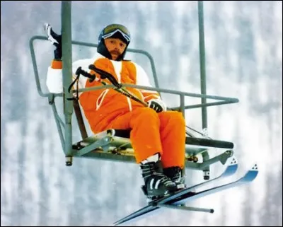 Bloqué sur son télésiège, quelle chanson interprète Jean-Claude Dusse dans le film "Les Bronzés font du ski" ?