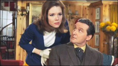 Dans la série éponyme des années 60 et 70, quel chapeau accompagne « Bottes de cuir » ?