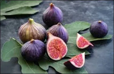 Les figues mûrissent à la fin de l'été.