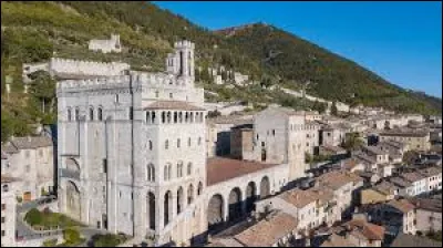 Quelle est cette ville de 30 000 habitants, située en Ombrie, connue pour ses monuments du moyen-âge et pour ses fêtes ?