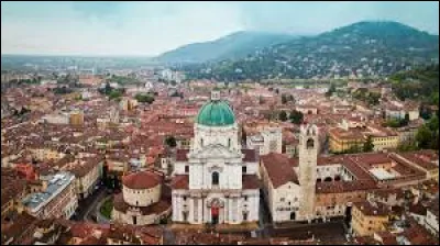 Quelle est cette ville de 190 000 habitants, située dans le nord-est de la plaine du Pô au pied des Alpes ?