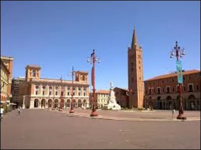 Quelle est cette ville de 110 000 habitants, située en Emilie-Romagne, à l'extrême sud-est de la plaine du Pô ?