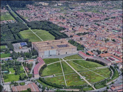 Quelle est cette ville de 70 000 habitants, située en Campanie, connue pour son château du XVIIIe siècle ancienne résidence des Bourbons de Naples ?