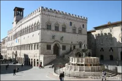 Quelle est cette ville de 160 000 habitants située en Italie centrale, capitale de l'Ombrie, connue pour son patrimoine et ses musées ?