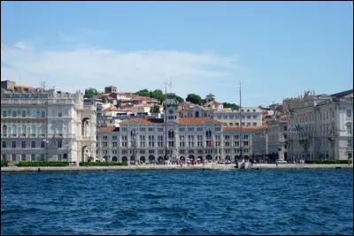 Quelle est cette ville de 200 000 habitants, grand port sur la mer Adriatique ?