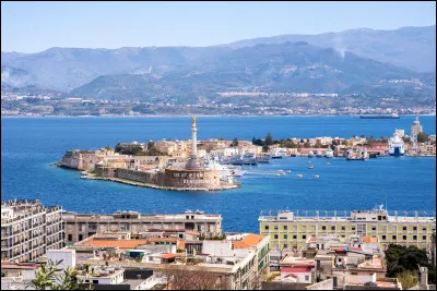 Quelle est cette ville de 220 000 habitants, située sur le détroit qui sépare la Sicile de l'Italie continentale ?