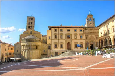 Quelle est cette ville de 90 000 habitants, située en Toscane en bordure des Apennins ?