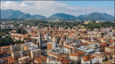 Quelle est cette ville de 80 000 habitants, située en Lombardie au nord-ouest de Milan, en bordure des Alpes ?