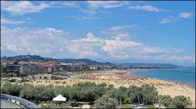 Quelle est cette ville de 110 000 habitants, située dans la région des Abruzzes et au bord de l'Adriatique ?