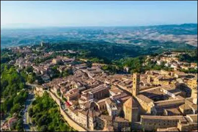 Quelle est cette petite ville de 9 000 habitants, située en Toscane, connue pour son histoire de cité étrusque ?