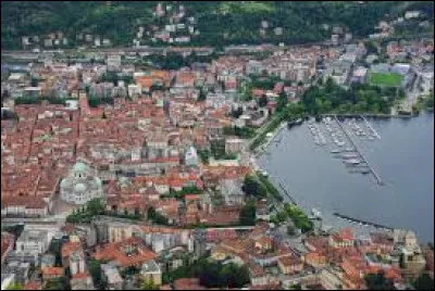Quelle est cette ville de 83 000 habitants, située au nord de Milan, à la pointe sud-ouest de son lac ?