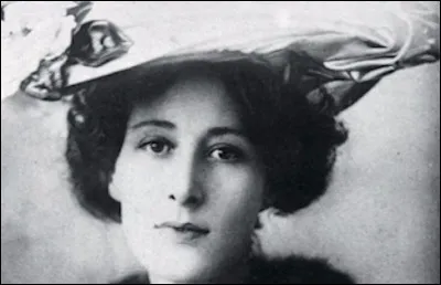 Qui est cette chanteuse surnomm&eacute;e ''la m&ocirc;me Pervenche &agrave; ses d&eacute;buts ?