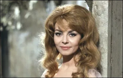 Qui est cette actrice qui joue le premier r&ocirc;le dans le film ''Mac&eacute;doine'' r&eacute;alis&eacute; en 1971 ?