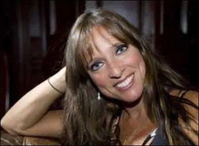 Qui est cette chanteuse qu&eacute;b&eacute;coise, auteure-compositrice du titre ''Mac&eacute;doine '' ?