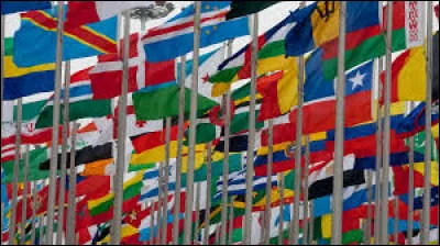 TREIZE - Sur lequel de ces drapeaux de pays figurent 13 bandes horizontales blanches et rouges ?