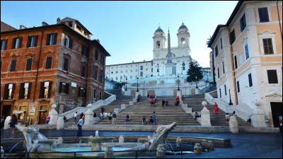 L'église de la Trinité-des-Monts, édifiée au XVIe sur le Pincio, au sommet de l'escalier dominant la place d'Espagne, se trouve à ...